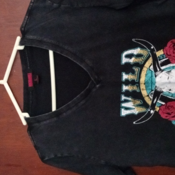 Like New! Rock & Roll Cowgirl V-neck Size L - Picture 3 of 5